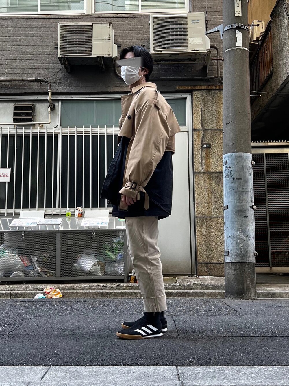 「春コーデ、春服みてみて、おしゃれさんと繋がりたい、きれいめカジュアル、ストリートコーデ、はじめましてコーデ、ベージュコーデ、ベージュ×ブラック、ブラック×ベージュ、チノパン、ショート丈、MR.GENTLEMAN、gosharubchinskiy、レイヤードスタイル、レイヤード」｜「Gosha RubchinskiyのGosha Rubchinskiy - ACE 16+ Super スニーカー - men - ポリエステル/rubber/cotton - 9（スニーカー、ブラック系）」を使った、natsukiさん（メンズ・187cm）の春コーディネートの4枚目の写真