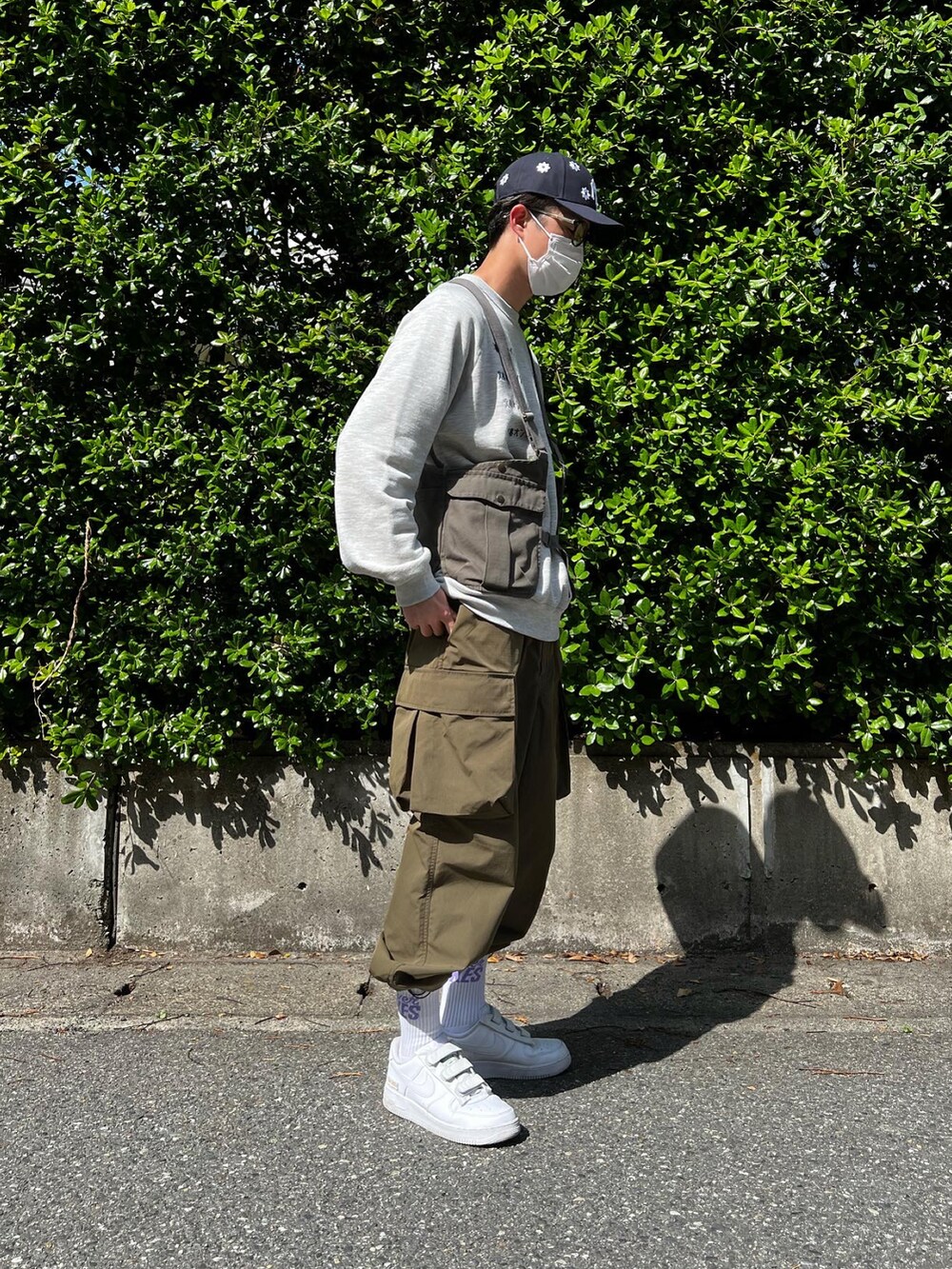 グリーン系のその他パンツ、グリーン系のベスト、グレー系のスウェットを着用したメンズの春コーディネートの3枚目の写真