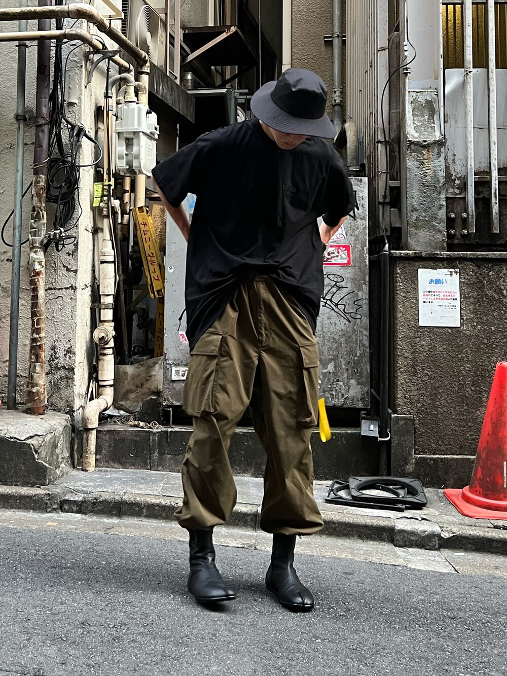 ブラック系のブーツ、グリーン系のその他パンツ、ブラック系のTシャツ/カットソーを着用したメンズの夏コーディネートの2枚目の写真