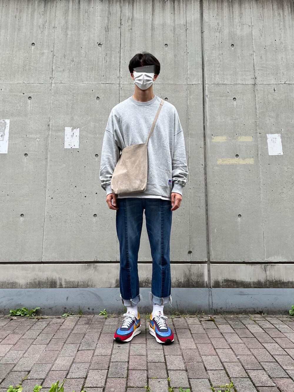 その他のスニーカー、ブルー系のデニムパンツ、グレー系のスウェットを着用したメンズの夏コーディネートの2枚目の写真