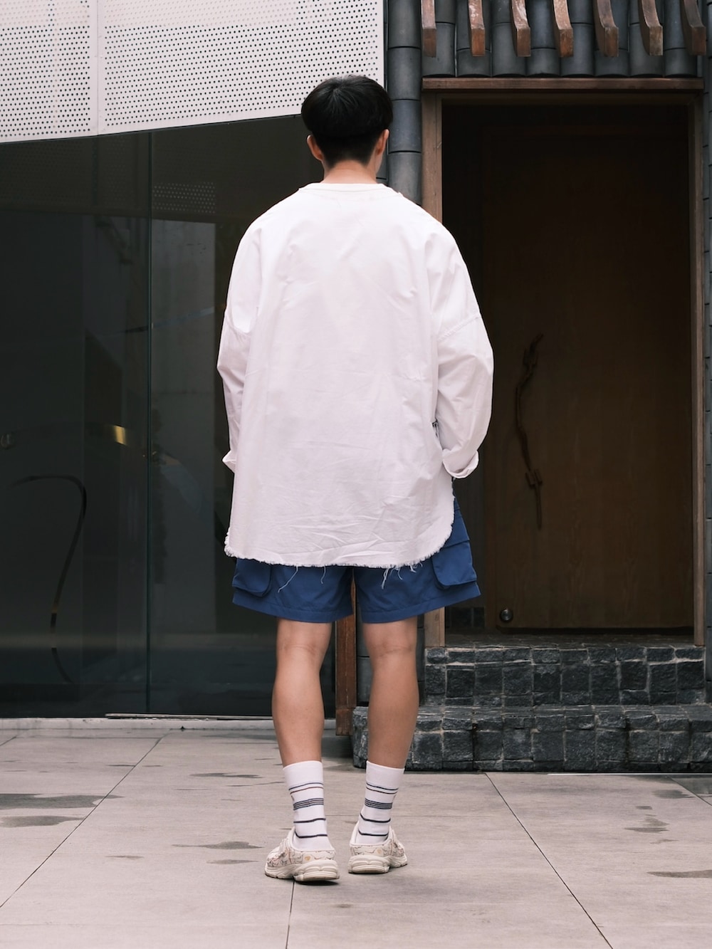 「秋っぽコーデ更新中、秋のコーデ、タックイン、ショーツ、ハーフパンツ、ミュール、ブルーコーデ、ブルー x ホワイト、ブルーパンツ、白シャツ、シャツスタイル、リメイク、DAIWAPIER39、sillage、New Balance」｜「Sillageのアイテム（Tシャツ/カットソー、ホワイト系）」を使った、natsukiさん（メンズ・187cm）の秋コーディネートの3枚目の写真