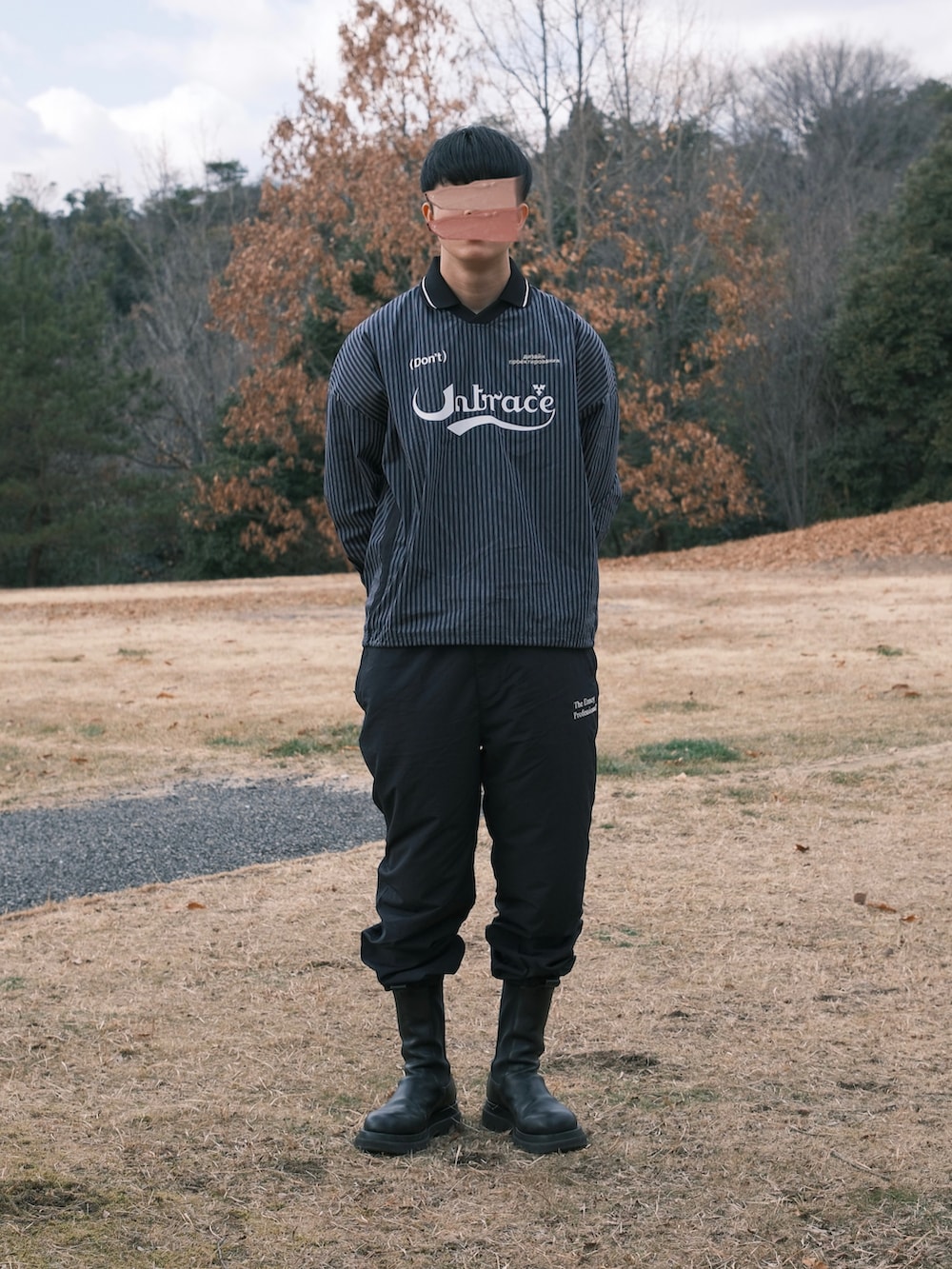 ブラック系のブーツ、ブラック系のその他パンツ、ブルー系のジャージを着用したメンズの春コーディネートの2枚目の写真