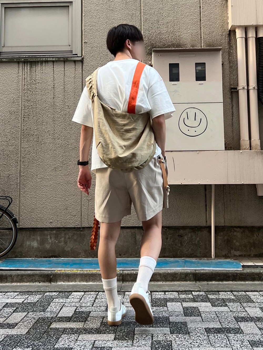 ホワイト系のスニーカー、ベージュ系のその他パンツ、ベージュ系のショルダーバッグを着用したメンズの夏コーディネートの4枚目の写真