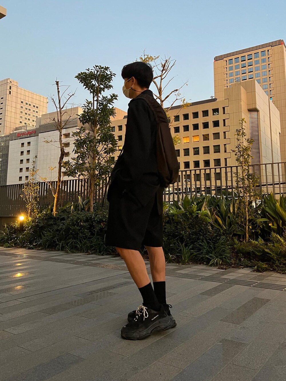 色んなコーデに♪【BALENCIAGA】Triple S Sporty スニーカ ダッドスニーカーブームは終わらない！あの洒落者が着用している