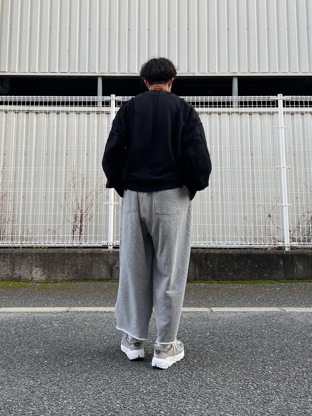 「春服、モノトーン、ブラック、スウェットパンツ、スウェット、stein、sillage、NODZOKU、Hender Scheme、ラフコーデ、New Balance、タビシューズ、ワイドパンツ、オーバーサイズ、メンズコーデ」｜「Nodzokuのアイテム（スニーカー、グレー系）」を使った、natsukiさん（メンズ・187cm）の春コーディネートの5枚目の写真