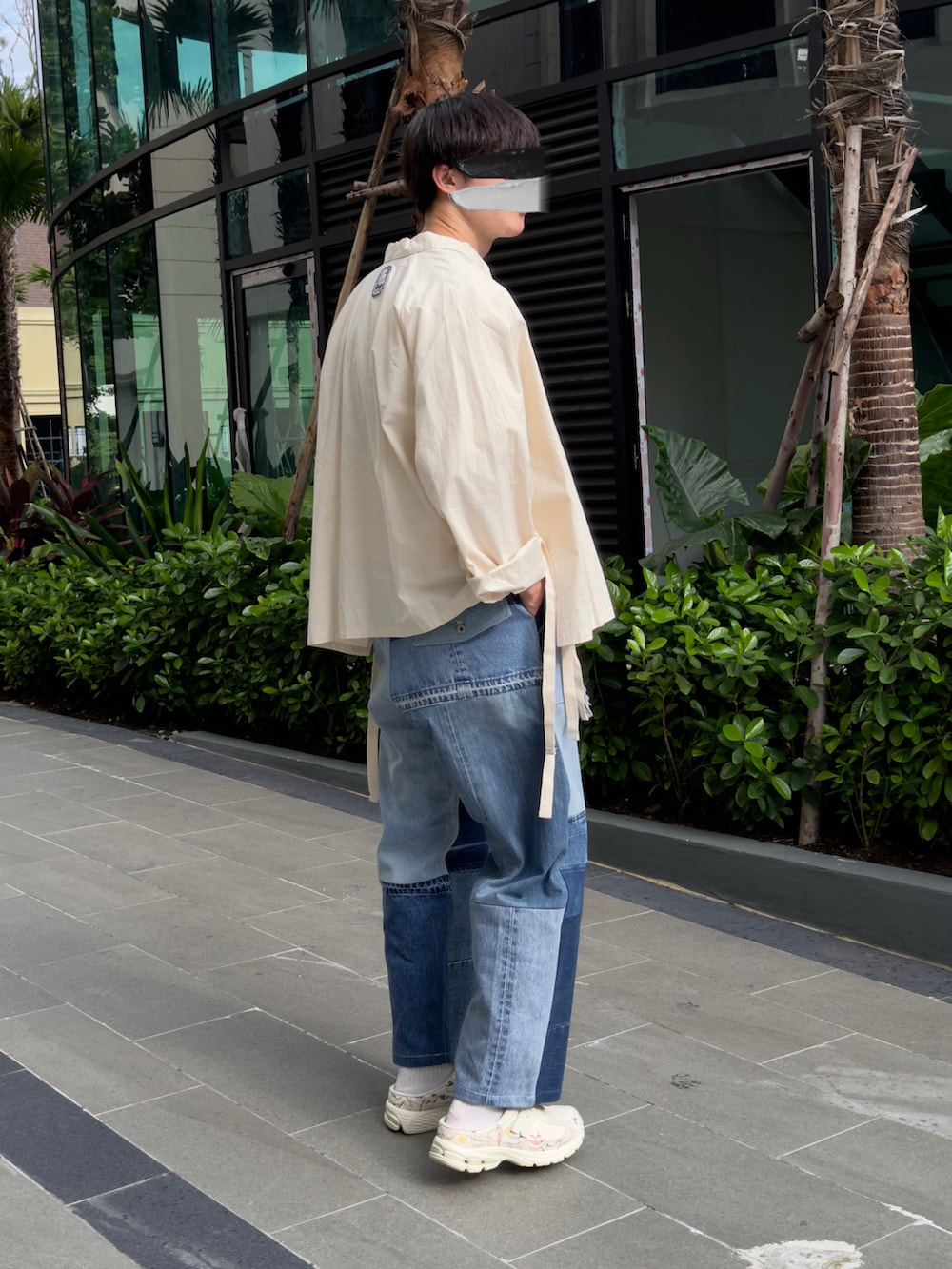 「秋っぽコーデ更新中、デニム、デニムパンツ、パッチワーク、パッチワークデニム、ミュール、シャツスタイル、白シャツ、sillage、NODZOKU、masterkey、New Balance、ホワイト×ブルー、カジュアルコーデ、秋のコーデ」｜「MINNANOのアイテム（Tシャツ/カットソー、ホワイト系）」を使った、natsukiさん（メンズ・187cm）の秋コーディネートの4枚目の写真
