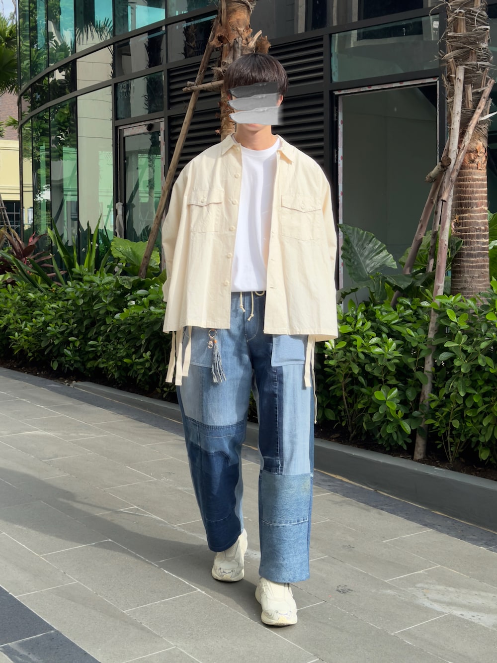 「秋っぽコーデ更新中、デニム、デニムパンツ、パッチワーク、パッチワークデニム、ミュール、シャツスタイル、白シャツ、sillage、NODZOKU、masterkey、New Balance、ホワイト×ブルー、カジュアルコーデ、秋のコーデ」｜「MINNANOのアイテム（Tシャツ/カットソー、ホワイト系）」を使った、natsukiさん（メンズ・187cm）の秋コーディネートの2枚目の写真