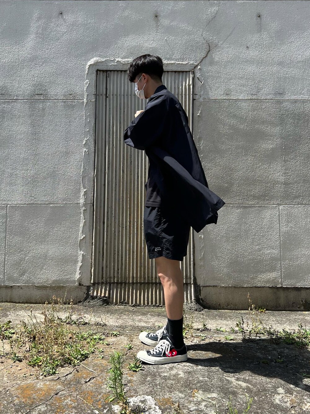 ブラック系のスニーカー、ブラック系のその他パンツ、ブラック系のシャツ/ブラウスを着用したメンズの秋コーディネートの4枚目の写真