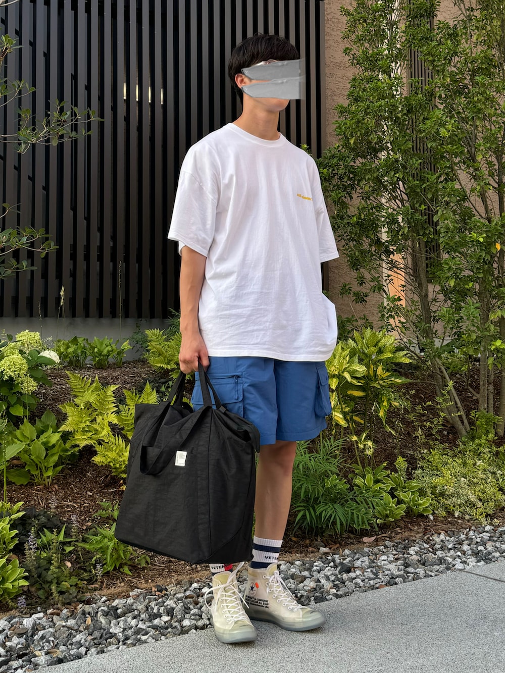 ブルー系のその他パンツ、ホワイト系のTシャツ/カットソー、ホワイト系のスニーカーを着用したメンズの夏コーディネートの3枚目の写真