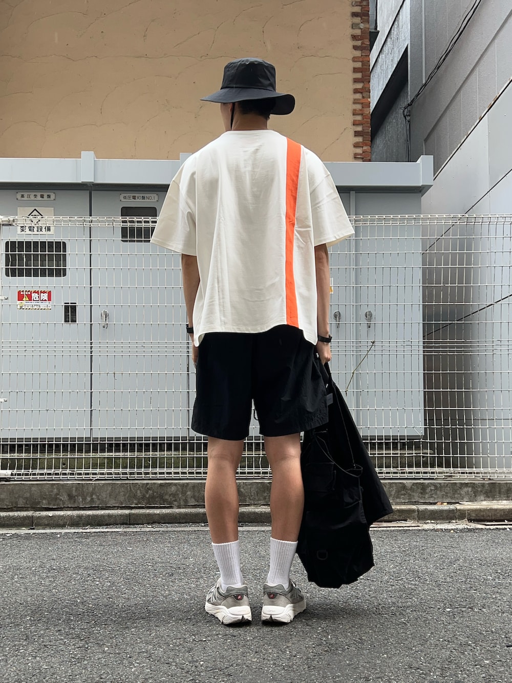 「アツいコーデ全部見せ、レイヤードスタイル、夏コーデ、モノクロ、モノトーン、ベスト、サファリハット、ハーフパンツ、ショーツ、スニーカー、LR3、stein、ennoy、NODZOKU、KIJIMA TAKAYUKI」｜「5525Gallery×KIJIMA TAKAYUKIのKIJIMA TAKAYUKI × TAKASHIMA RYO × 5525gallery（ハット、ブラック系）」を使った、natsukiさん（メンズ・187cm）の夏コーディネートの5枚目の写真