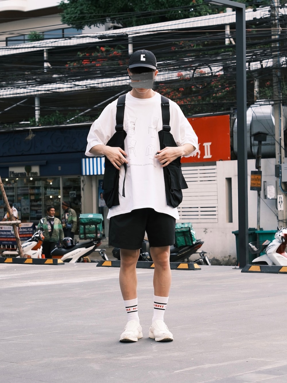 ホワイト系のTシャツ/カットソー、ブラック系のベスト、ブラック系のその他パンツを着用したメンズの夏コーディネートの3枚目の写真