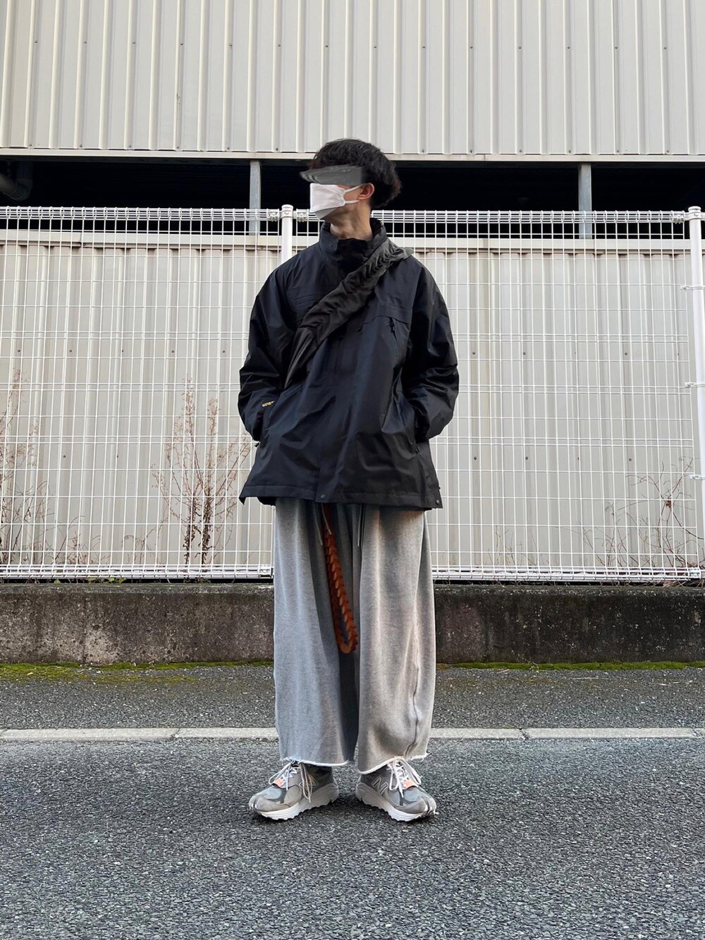 「冬のコーデ、シンプルスタイル、メンズコーデ、スウェットパンツ、ショルダーバッグ、ouat、DAIWAPIER39、stein、sillage、NODZOKU、ワイドパンツ、New Balance、スニーカー、スニーカーコーデ、グレー」｜「DAIWA PIER39のアイテム（マウンテンパーカー、ブラック系）」を使った、natsukiさん（メンズ・187cm）の冬コーディネートの2枚目の写真