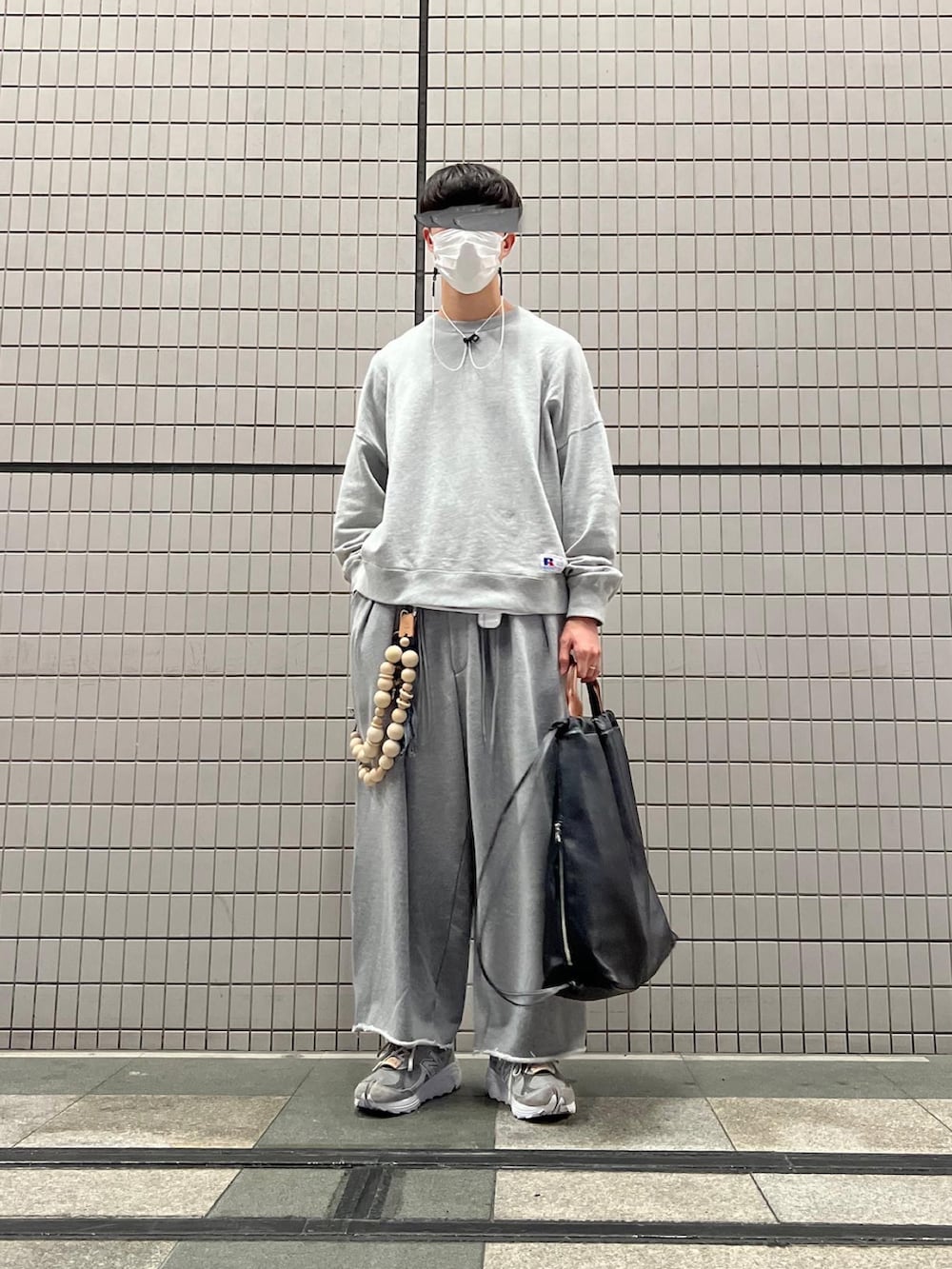 「冬コーデ、カジュアル、メンズファッション、スニーカー、ゆるコーデ、ラフ、スウェットパンツ、グレー、スウェット、sillage、NODZOKU、ouat、オールグレー、ワイドパンツ、レザーバッグ」｜「Nodzokuのアイテム（スニーカー、グレー系）」を使った、natsukiさん（メンズ・187cm）の冬コーディネートの2枚目の写真