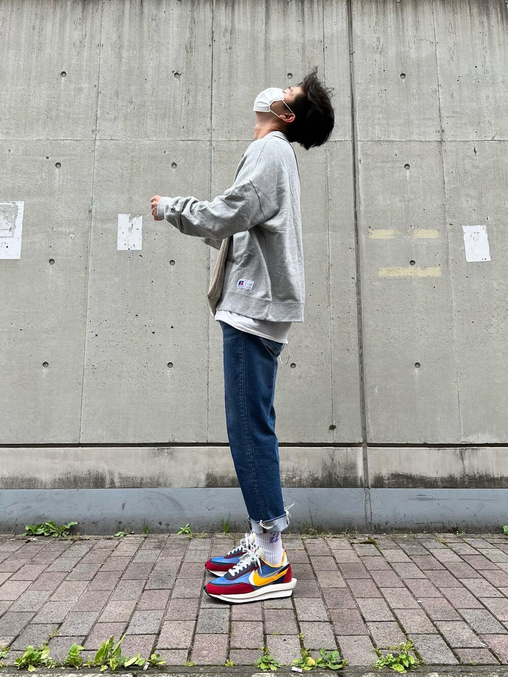 その他のスニーカー、グレー系のスウェット、ベージュ系のショルダーバッグを着用したメンズの夏コーディネートの2枚目の写真