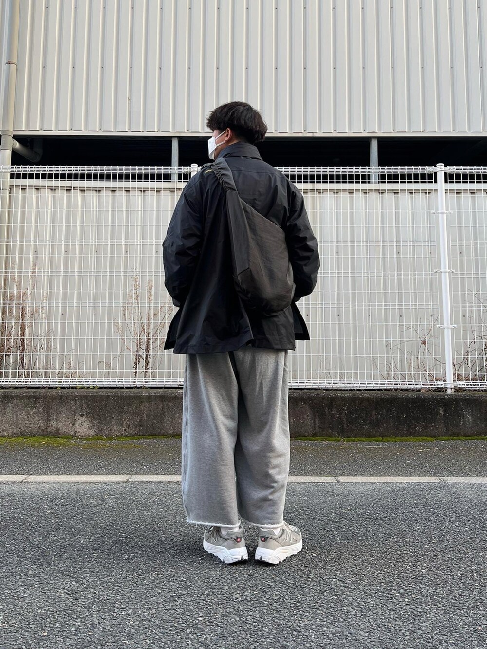 「冬のコーデ、シンプルスタイル、メンズコーデ、スウェットパンツ、ショルダーバッグ、ouat、DAIWAPIER39、stein、sillage、NODZOKU、ワイドパンツ、New Balance、スニーカー、スニーカーコーデ、グレー」｜「DAIWA PIER39のアイテム（マウンテンパーカー、ブラック系）」を使った、natsukiさん（メンズ・187cm）の冬コーディネートの5枚目の写真
