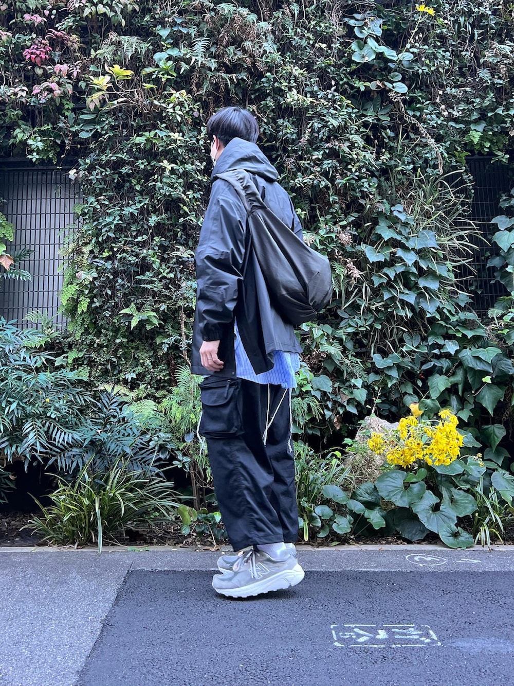 「冬コーデ、メンズファッション、お出かけコーデ、大人カジュアル、レイヤードスタイル、スニーカー、ゴアテックス、GORE-TEX、DAIWAPIER39、sillage、NODZOKU、ouat、ショルダーバッグ、ナイロンジャケット、ストライプシャツ」｜「Nodzokuのアイテム（スニーカー、グレー系）」を使った、natsukiさん（メンズ・187cm）の冬コーディネートの2枚目の写真