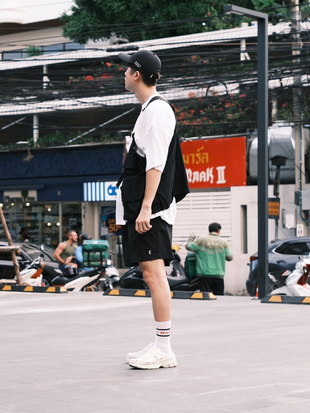 ホワイト系のTシャツ/カットソー、ブラック系のベスト、ブラック系のその他パンツを着用したメンズの夏コーディネートの5枚目の写真