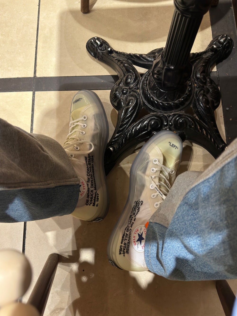 ホワイト系のスニーカー、グレー系のその他パンツ、ブルー系のシャツ/ブラウスを着用したメンズの春コーディネートの4枚目の写真