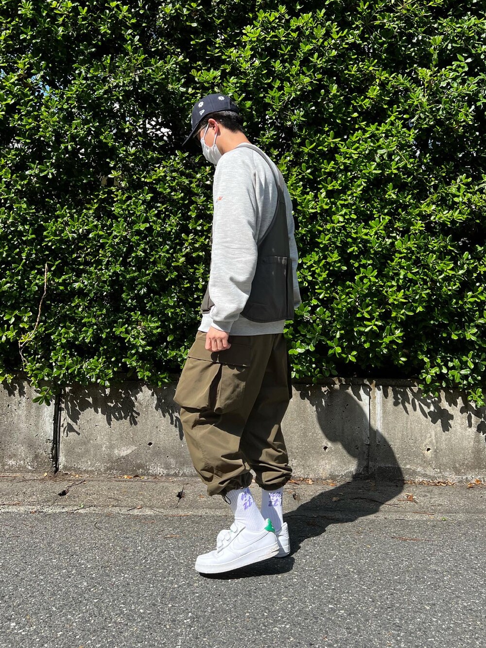 グリーン系のその他パンツ、グリーン系のベスト、グレー系のスウェットを着用したメンズの春コーディネートの4枚目の写真