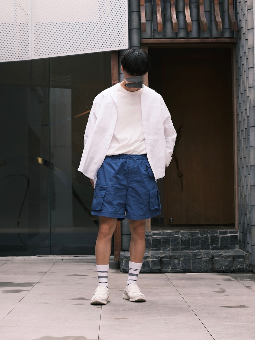 「秋っぽコーデ更新中、秋のコーデ、タックイン、ショーツ、ハーフパンツ、ミュール、ブルーコーデ、ブルー x ホワイト、ブルーパンツ、白シャツ、シャツスタイル、リメイク、DAIWAPIER39、sillage、New Balance」｜「Sillageのアイテム（Tシャツ/カットソー、ホワイト系）」を使った、natsukiさん（メンズ・187cm）の秋コーディネートの2枚目の写真