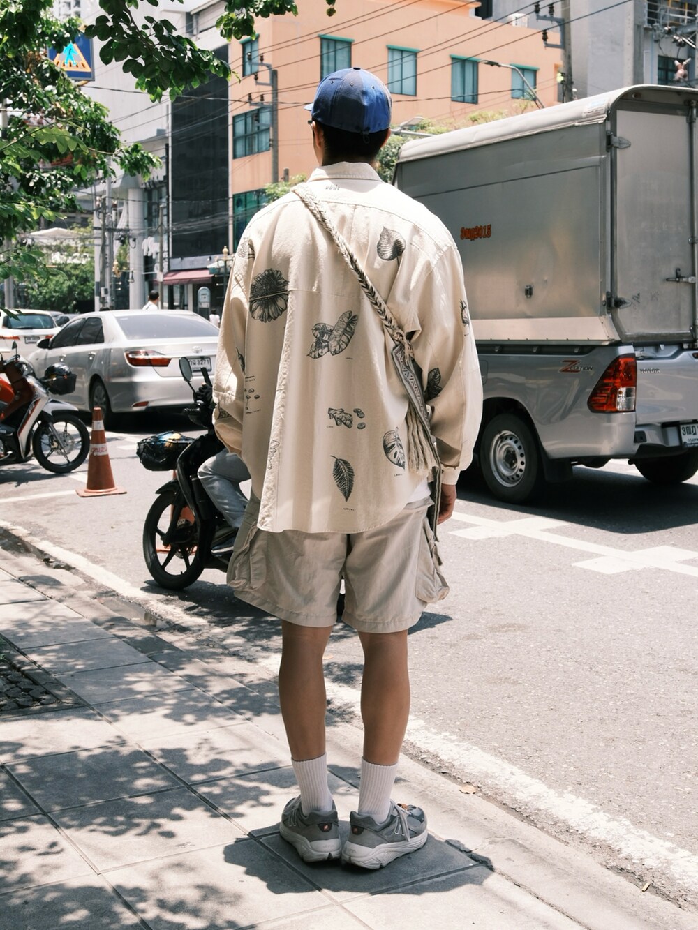 ホワイト系のその他パンツ、ホワイト系のシャツ/ブラウス、グリーン系のショルダーバッグを着用したメンズの秋コーディネートの4枚目の写真