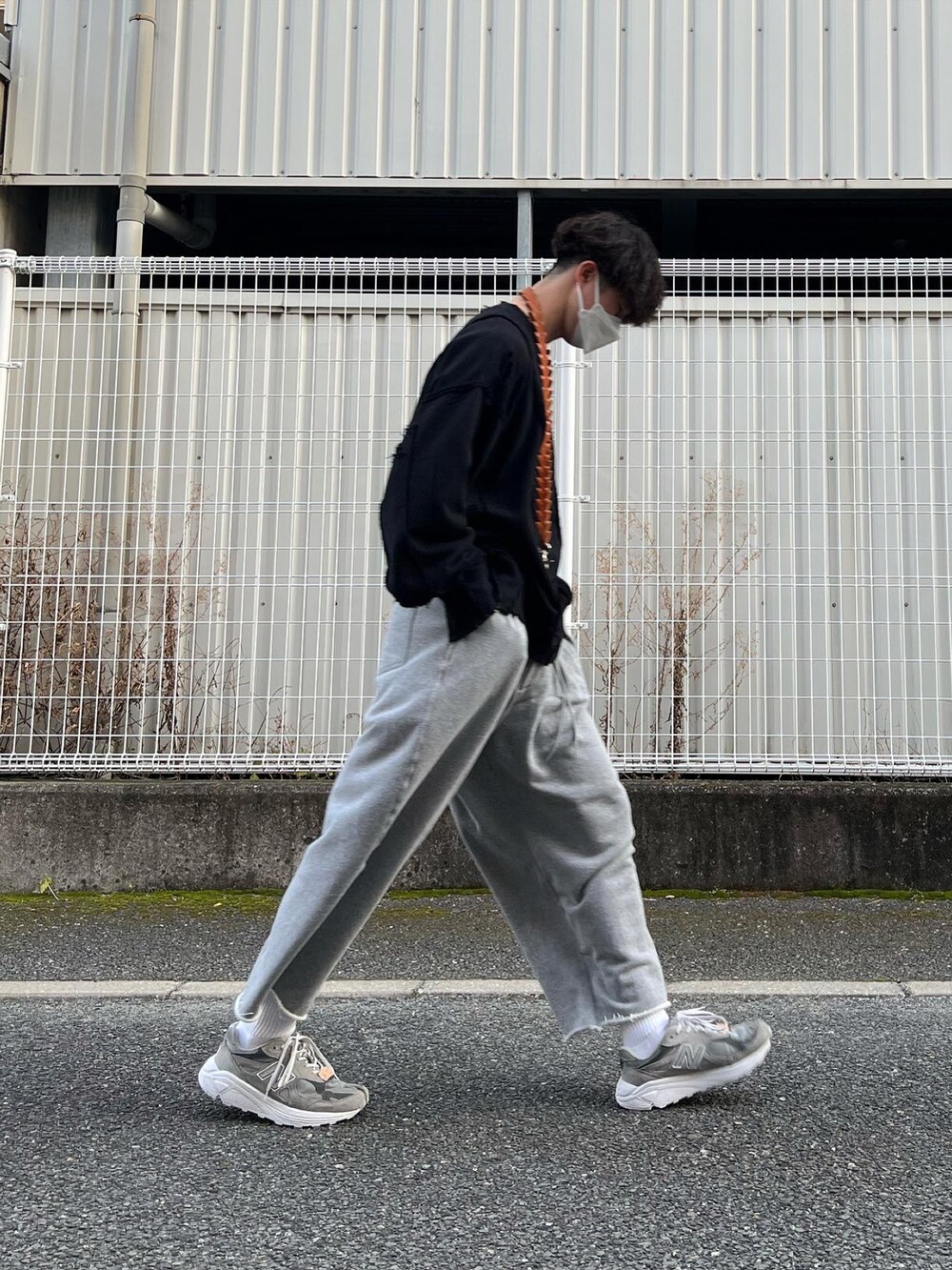 「春服、モノトーン、ブラック、スウェットパンツ、スウェット、stein、sillage、NODZOKU、Hender Scheme、ラフコーデ、New Balance、タビシューズ、ワイドパンツ、オーバーサイズ、メンズコーデ」｜「Nodzokuのアイテム（スニーカー、グレー系）」を使った、natsukiさん（メンズ・187cm）の春コーディネートの3枚目の写真