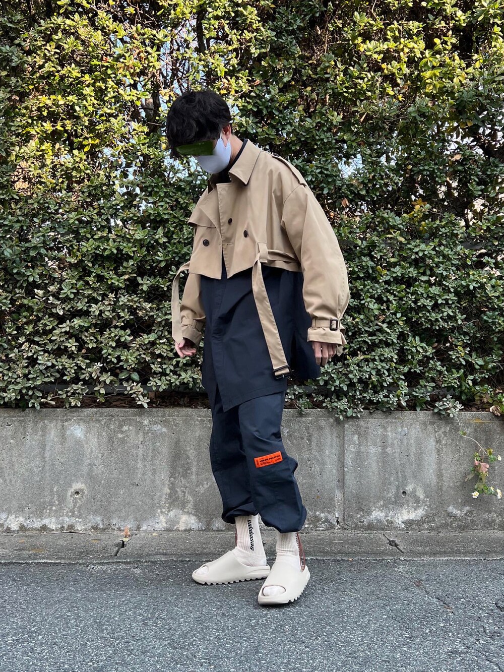 「私の推しブランド、シャツスタイル、yeezy、calabasas、MR.GENTLEMAN、Hyein Seo、ベージュコーデ、ベージュ×ブラック、ショート丈アウター、トレンチコート、きれいめストリート、ストリートMIX、ストリートコーデ、サンダルに靴下、ナイロンパンツ」｜「Yeezyのアイテム（サンダル、ベージュ系）」を使った、natsukiさん（メンズ・187cm）の冬コーディネートの4枚目の写真