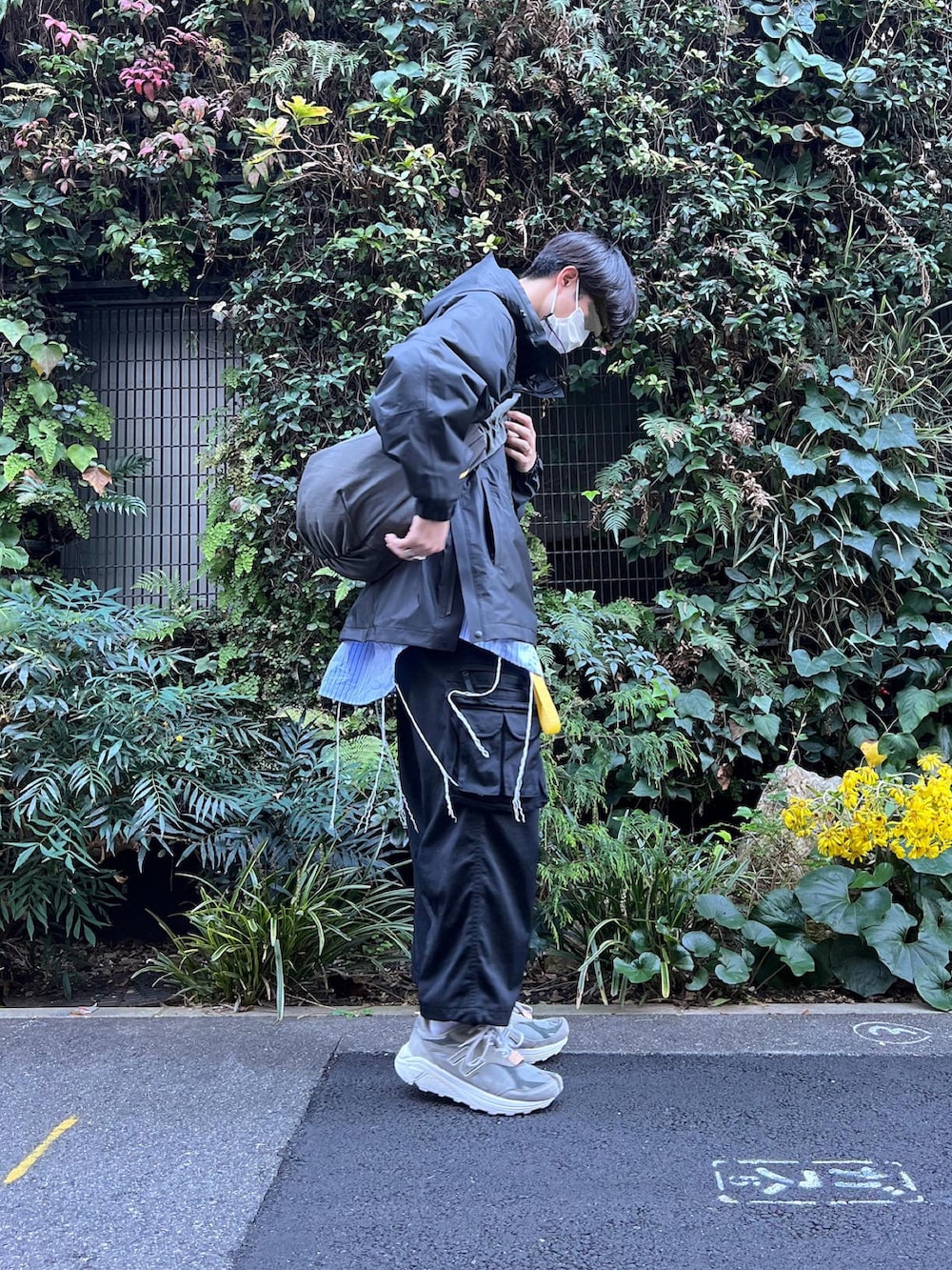 「冬コーデ、メンズファッション、お出かけコーデ、大人カジュアル、レイヤードスタイル、スニーカー、ゴアテックス、GORE-TEX、DAIWAPIER39、sillage、NODZOKU、ouat、ショルダーバッグ、ナイロンジャケット、ストライプシャツ」｜「Nodzokuのアイテム（スニーカー、グレー系）」を使った、natsukiさん（メンズ・187cm）の冬コーディネートの3枚目の写真
