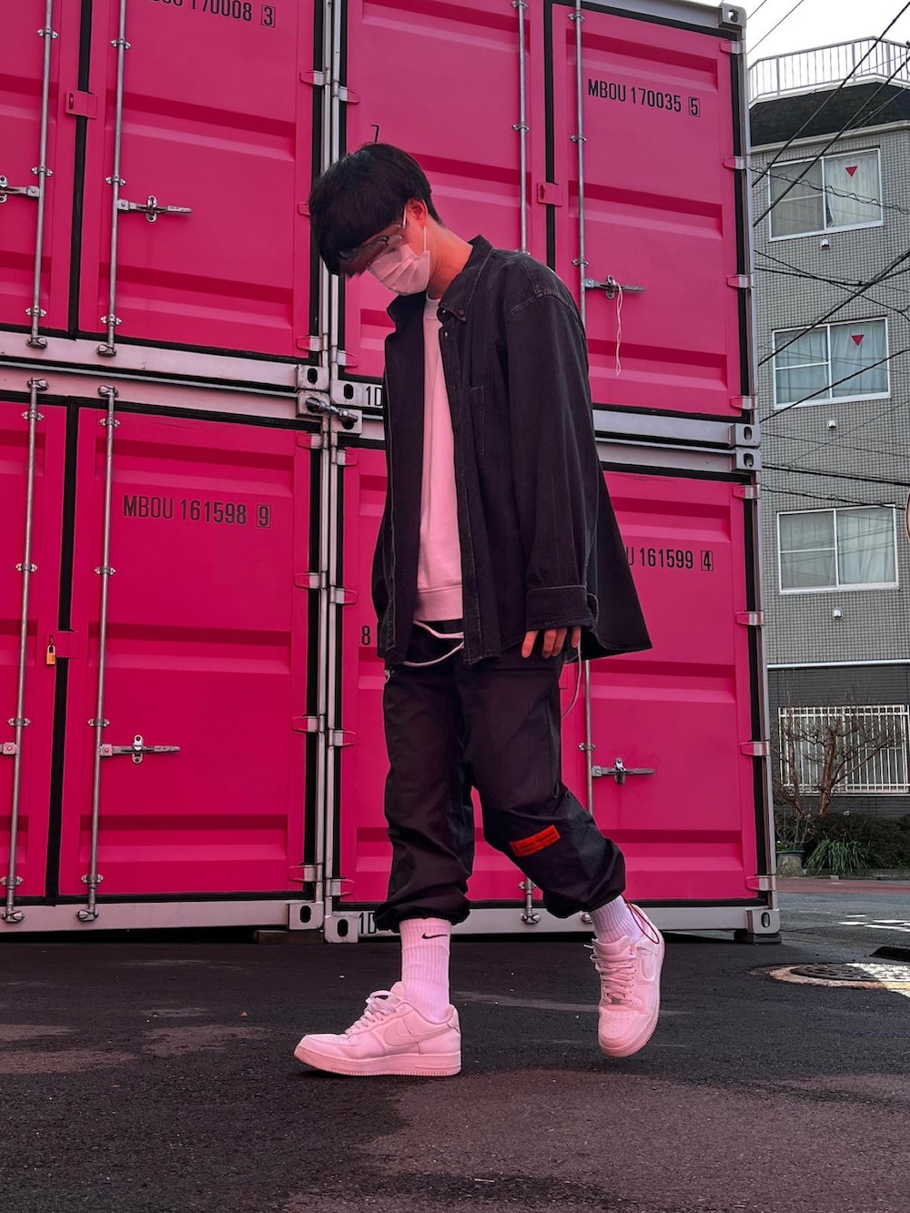ホワイト系のスニーカー、ブラック系のその他パンツ、ブラック系のシャツ/ブラウスを着用したメンズの春コーディネートの3枚目の写真