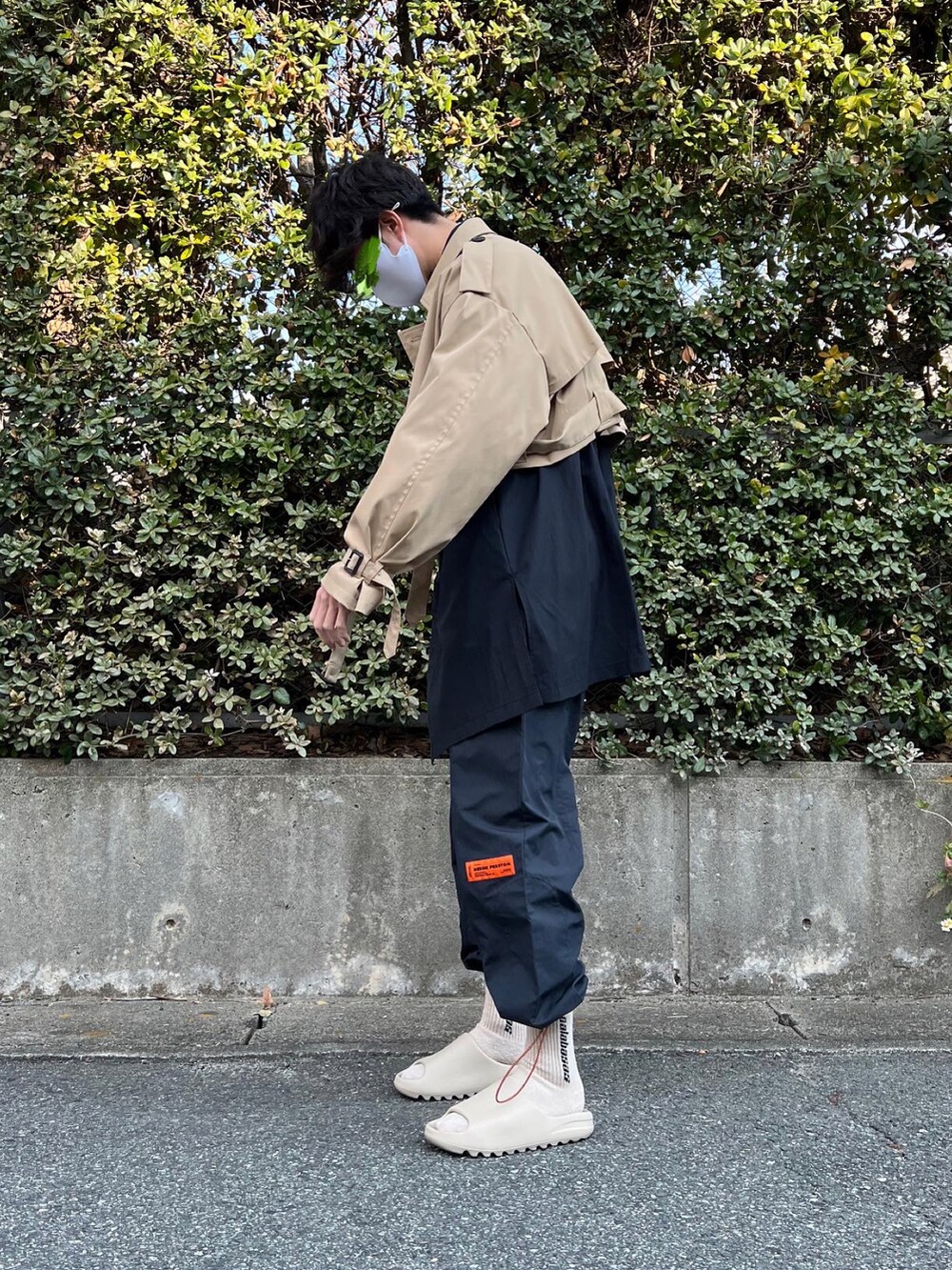 「私の推しブランド、シャツスタイル、yeezy、calabasas、MR.GENTLEMAN、Hyein Seo、ベージュコーデ、ベージュ×ブラック、ショート丈アウター、トレンチコート、きれいめストリート、ストリートMIX、ストリートコーデ、サンダルに靴下、ナイロンパンツ」｜「Yeezyのアイテム（サンダル、ベージュ系）」を使った、natsukiさん（メンズ・187cm）の冬コーディネートの5枚目の写真