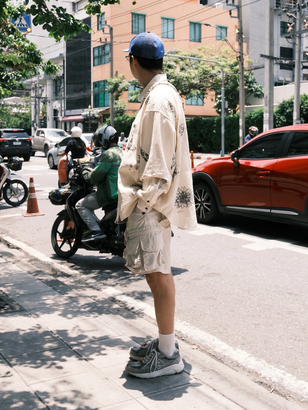 ホワイト系のその他パンツ、ホワイト系のシャツ/ブラウス、グリーン系のショルダーバッグを着用したメンズの秋コーディネートの3枚目の写真