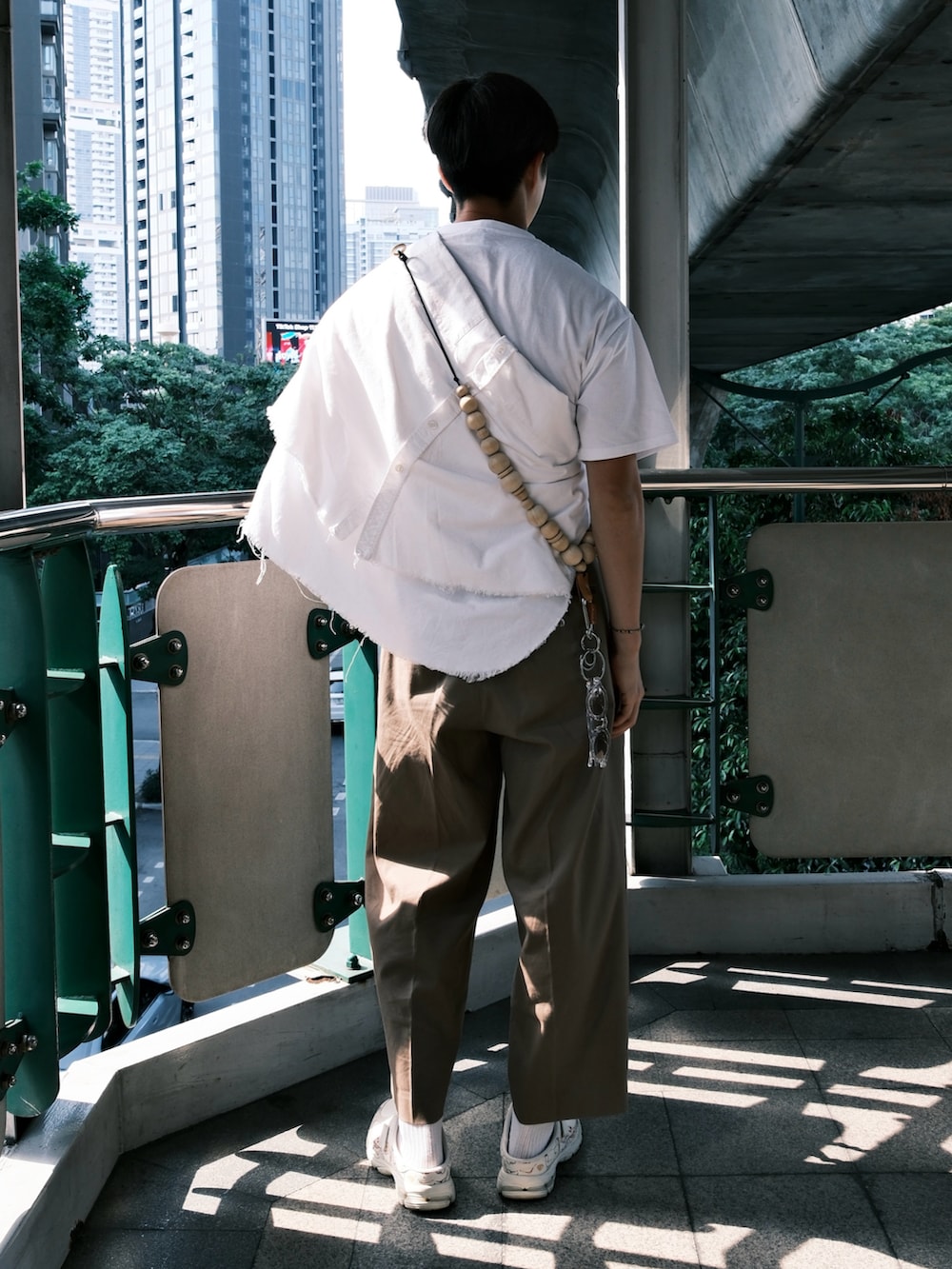 ホワイト系のTシャツ/カットソー、ホワイト系のシャツ/ブラウス、ベージュ系のチノパンツを着用したメンズの夏コーディネートの3枚目の写真