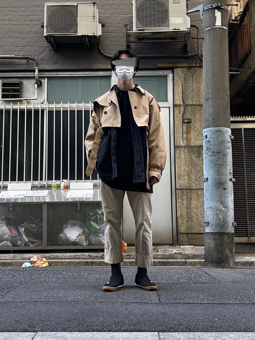 「春コーデ、春服みてみて、おしゃれさんと繋がりたい、きれいめカジュアル、ストリートコーデ、はじめましてコーデ、ベージュコーデ、ベージュ×ブラック、ブラック×ベージュ、チノパン、ショート丈、MR.GENTLEMAN、gosharubchinskiy、レイヤードスタイル、レイヤード」｜「Gosha RubchinskiyのGosha Rubchinskiy - ACE 16+ Super スニーカー - men - ポリエステル/rubber/cotton - 9（スニーカー、ブラック系）」を使った、natsukiさん（メンズ・187cm）の春コーディネートの2枚目の写真