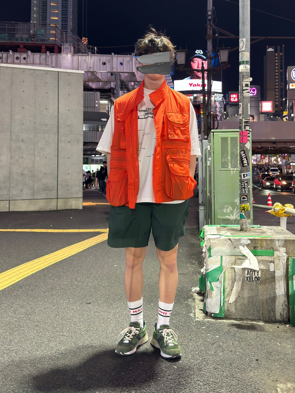 グリーン系のスニーカー、グリーン系のその他パンツ、ホワイト系のTシャツ/カットソーを着用したメンズの秋コーディネートの2枚目の写真