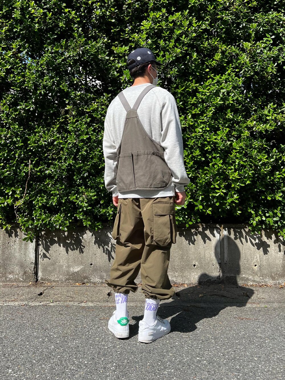 グリーン系のその他パンツ、グリーン系のベスト、グレー系のスウェットを着用したメンズの春コーディネートの5枚目の写真