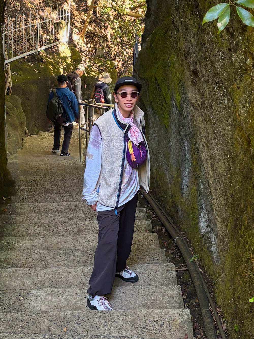 ホワイト系のTシャツ/カットソー、ベージュ系のブルゾン、ブラック系のスラックスを着用したレディースの秋コーディネートの2枚目の写真