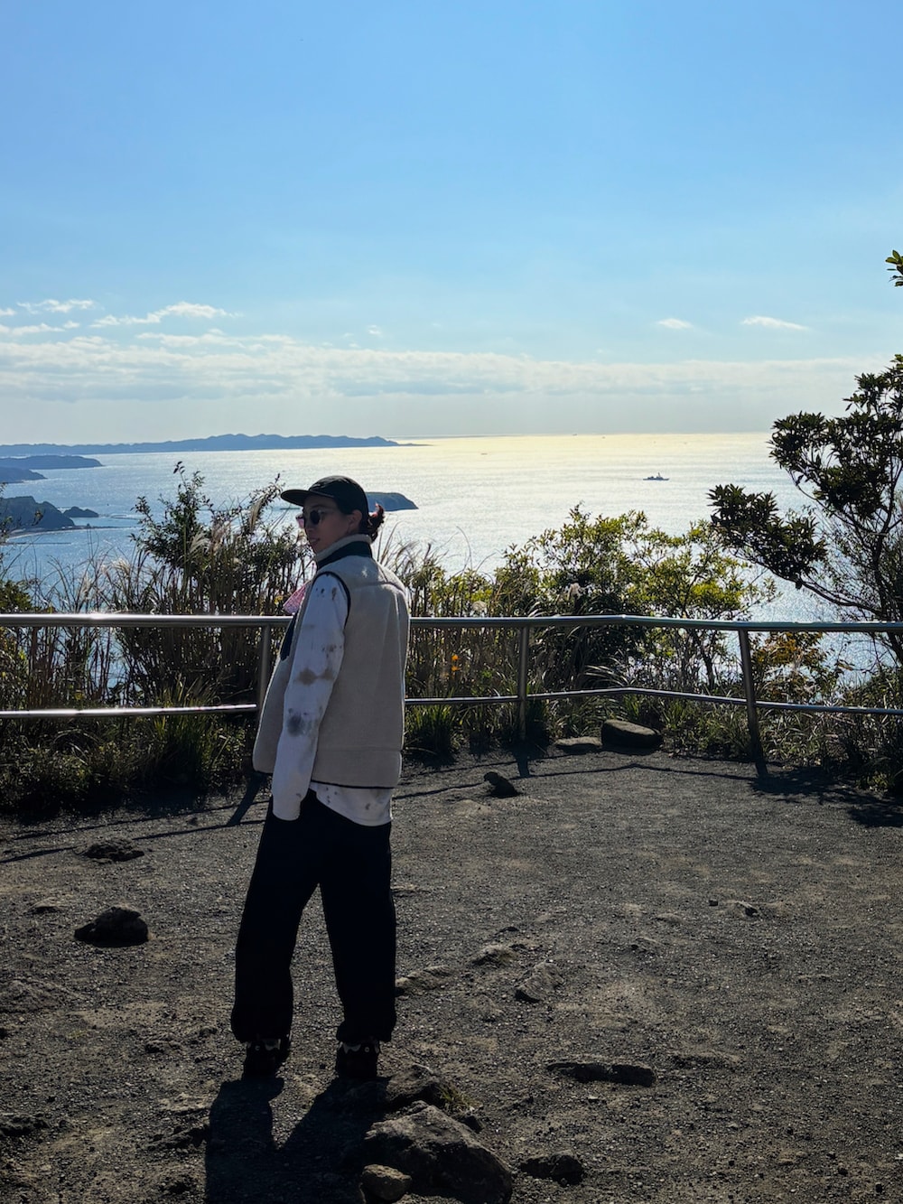 ホワイト系のTシャツ/カットソー、ベージュ系のブルゾン、ブラック系のスラックスを着用したレディースの秋コーディネートの3枚目の写真