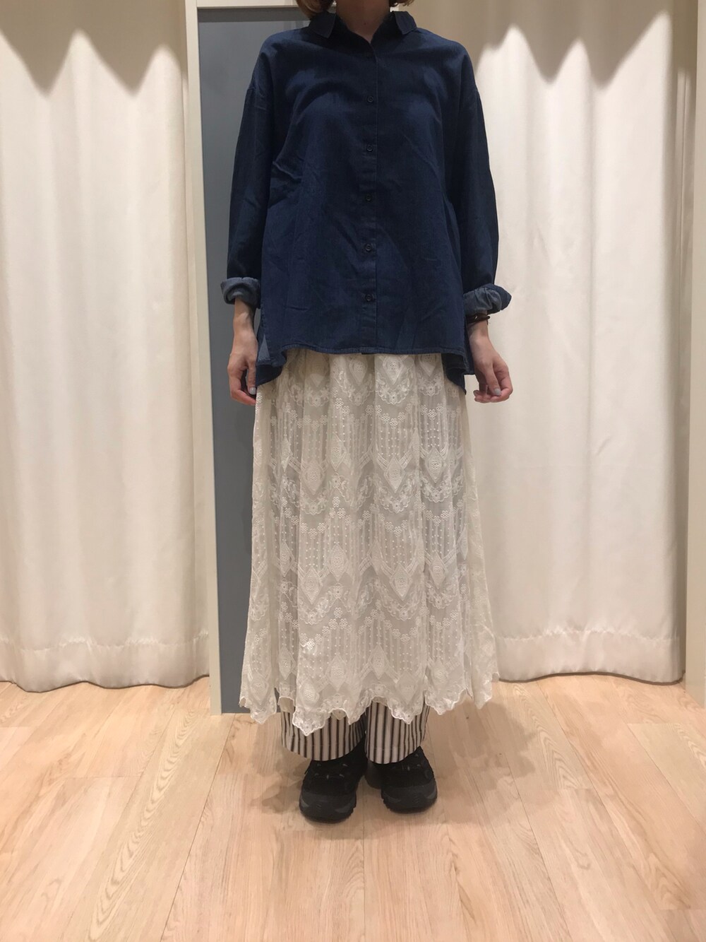 「レイヤードスタイル、サマンサ モスモス(Samansa Mos2)、レーススカート」｜「Samansa Mos2の【UV CUT】柄アソートシャツ（シャツ/ブラウス、ブルー系）」を使った、maさん（レディース・170cm）の秋コーディネートの2枚目の写真