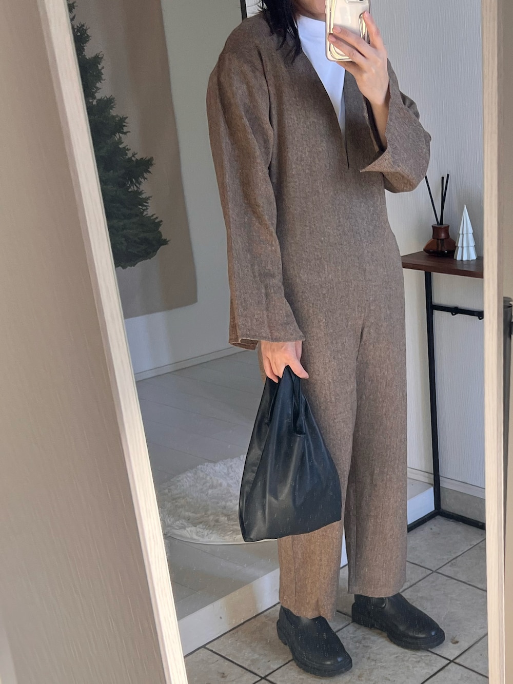 「select MOCA by sonの2022 AW キーネックロンパース（つなぎ/オールインワン、ブラウン系）」を使った、Rさん（レディース・160cm）の冬コーディネートの2枚目の写真