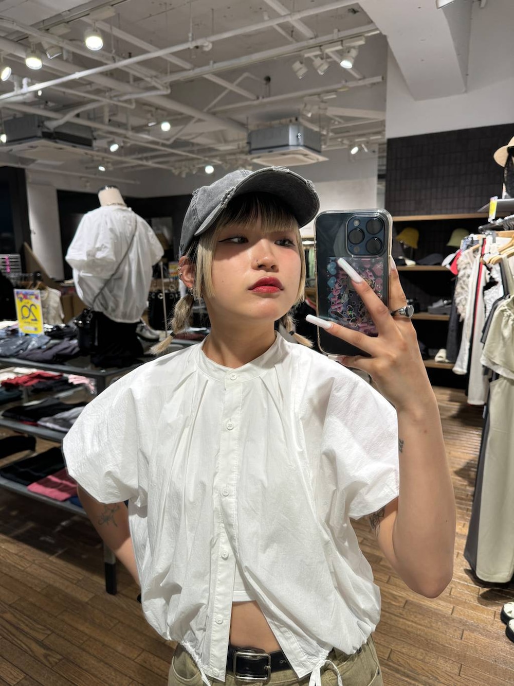 ベージュ系のデニムパンツ、ホワイト系のシャツ/ブラウス、ブラック系のキャップを着用したレディースの春コーディネートの2枚目の写真