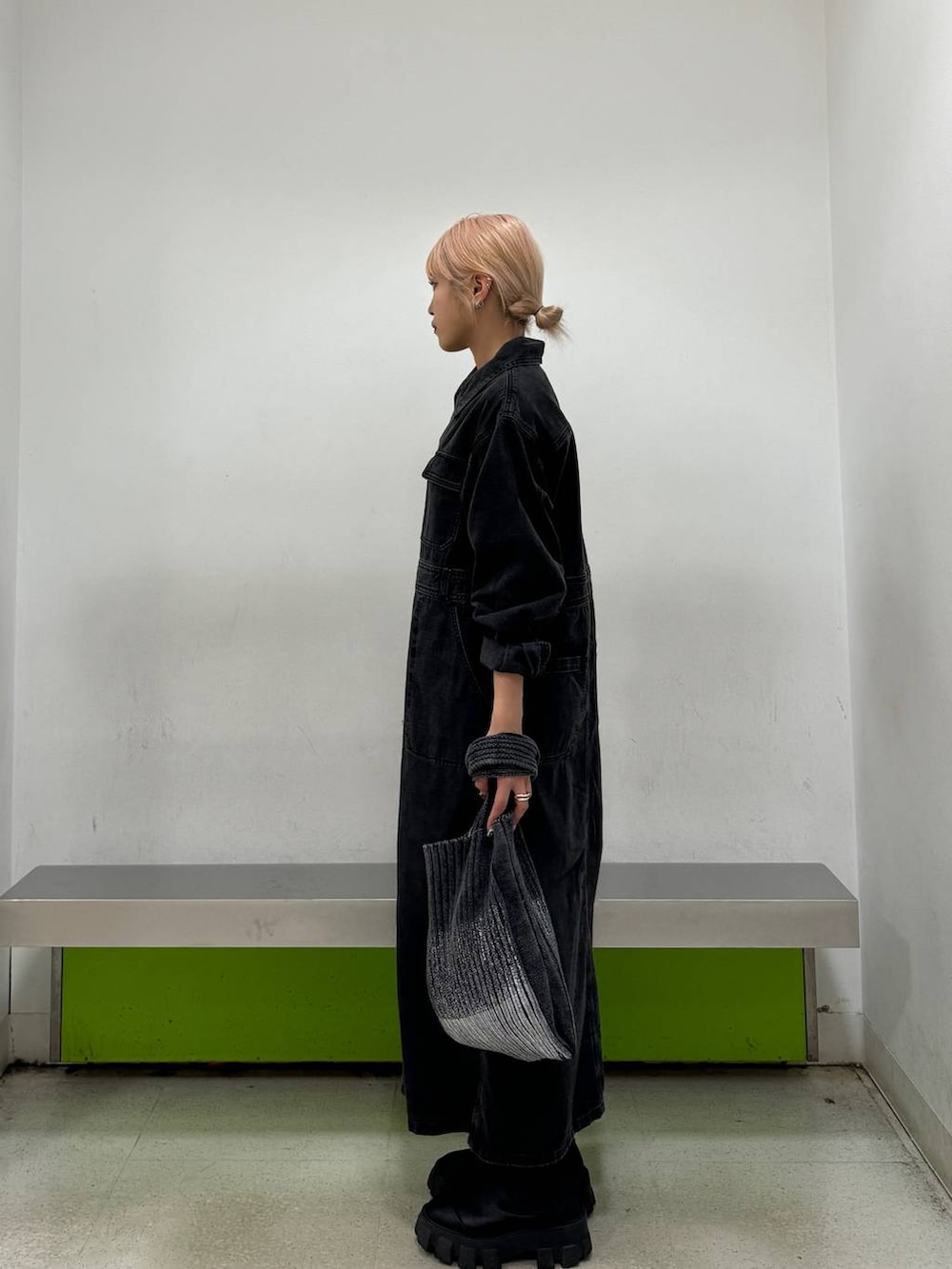 ブラック系のトートバッグ、ブラック系のシャツワンピースを着用したレディースの夏コーディネートの3枚目の写真