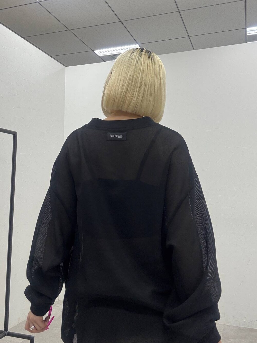 ブラック系のTシャツ/カットソー、グレー系のその他パンツを着用したレディースの春コーディネートの4枚目の写真