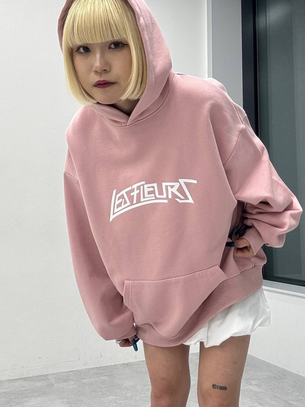 「低身長、JEANASIS」｜「JEANASISの【Les Fleurs】アレンジロゴスウェットパーカー/149630（Tシャツ/カットソー、ピンク系）」を使った、ミサ(JEANASiS)さん（レディース・155cm）の冬コーディネートの2枚目の写真