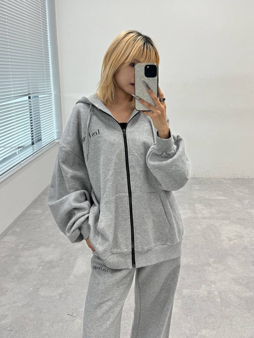 「低身長、JEANASIS」｜「JEANASISの【Les Fleurs】スウェットZIPパーカー/149627（パーカー、グレー系）」を使った、ミサ(JEANASiS)さん（レディース・155cm）の秋コーディネートの2枚目の写真