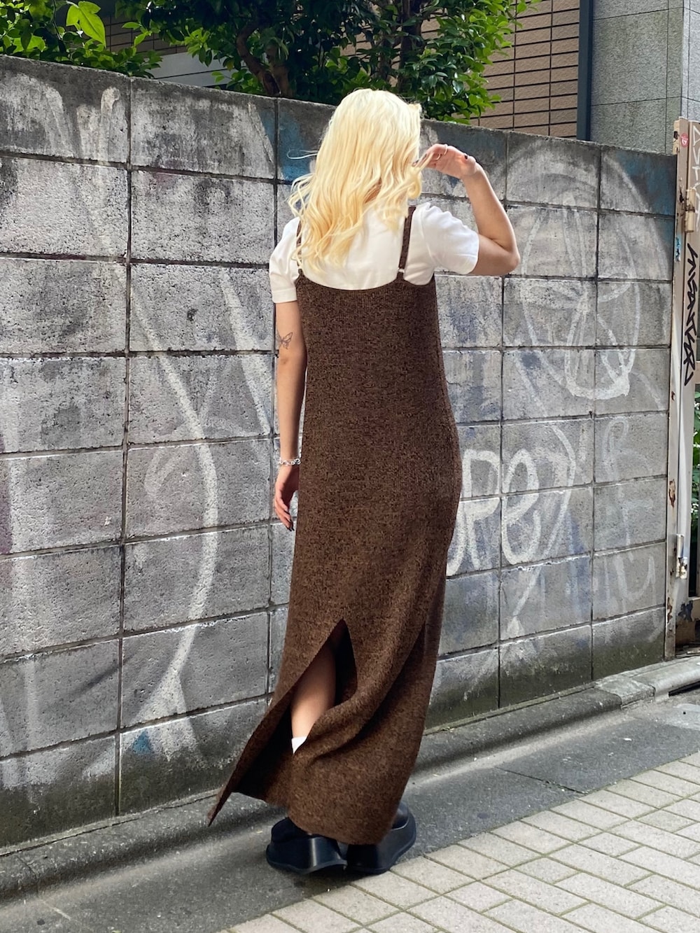 「JEANASiS、ジーナシス、ワンピース、ニットワンピース、キャミワンピ、夏コーデ」｜「JEANASISのメランジニットキャミワンピース/295151（ワンピース、ブラウン系）」を使った、ミサ(JEANASiS)さん（レディース・155cm）の夏コーディネートの2枚目の写真