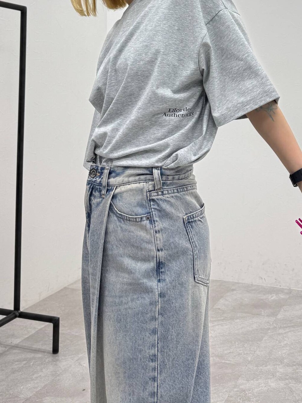 「低身長、JEANASIS」｜「JEANASISのカラータックデニムワイドパンツ/322713（デニムパンツ、ブルー系）」を使った、ミサ(JEANASiS)さん（レディース・155cm）の春コーディネートの2枚目の写真