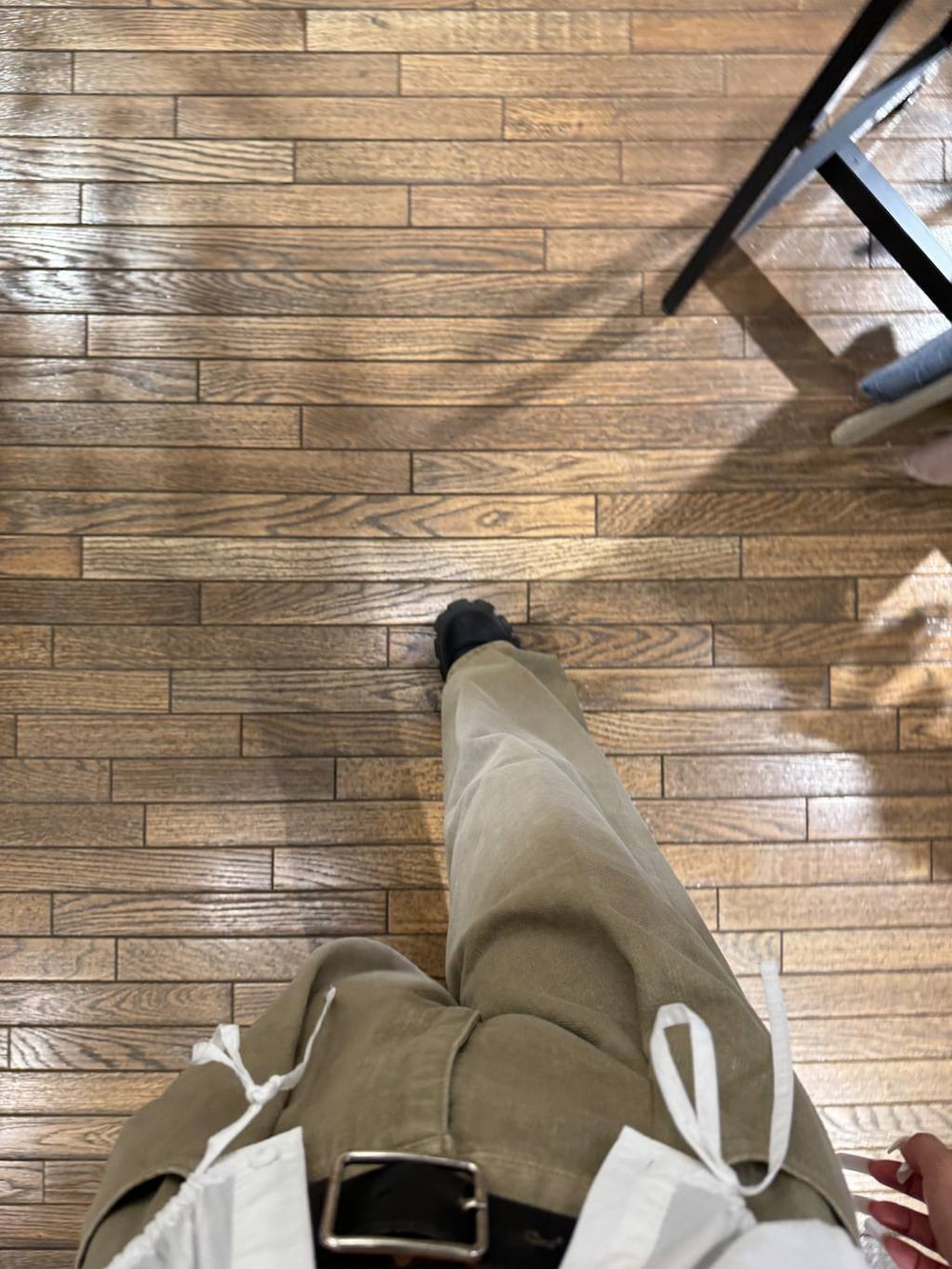 ベージュ系のデニムパンツ、ホワイト系のシャツ/ブラウス、ブラック系のキャップを着用したレディースの春コーディネートの3枚目の写真