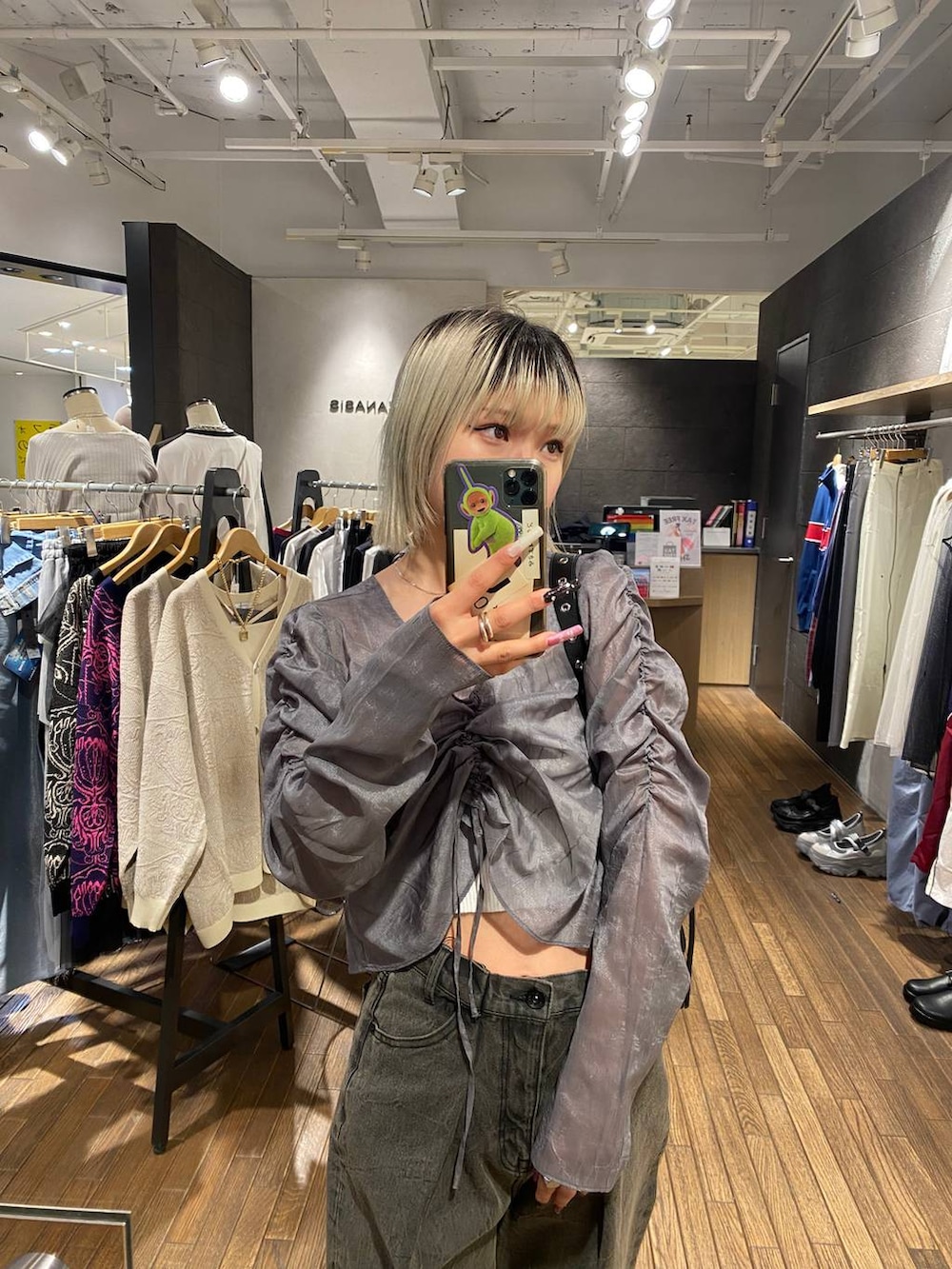 「ワントーン、低身長、JEANASIS」｜「JEANASISのフェイクレザーZIPムーンBAG/106926（ショルダーバッグ、ブラック系）」を使った、ミサ(JEANASiS)さん（レディース・155cm）の春コーディネートの3枚目の写真
