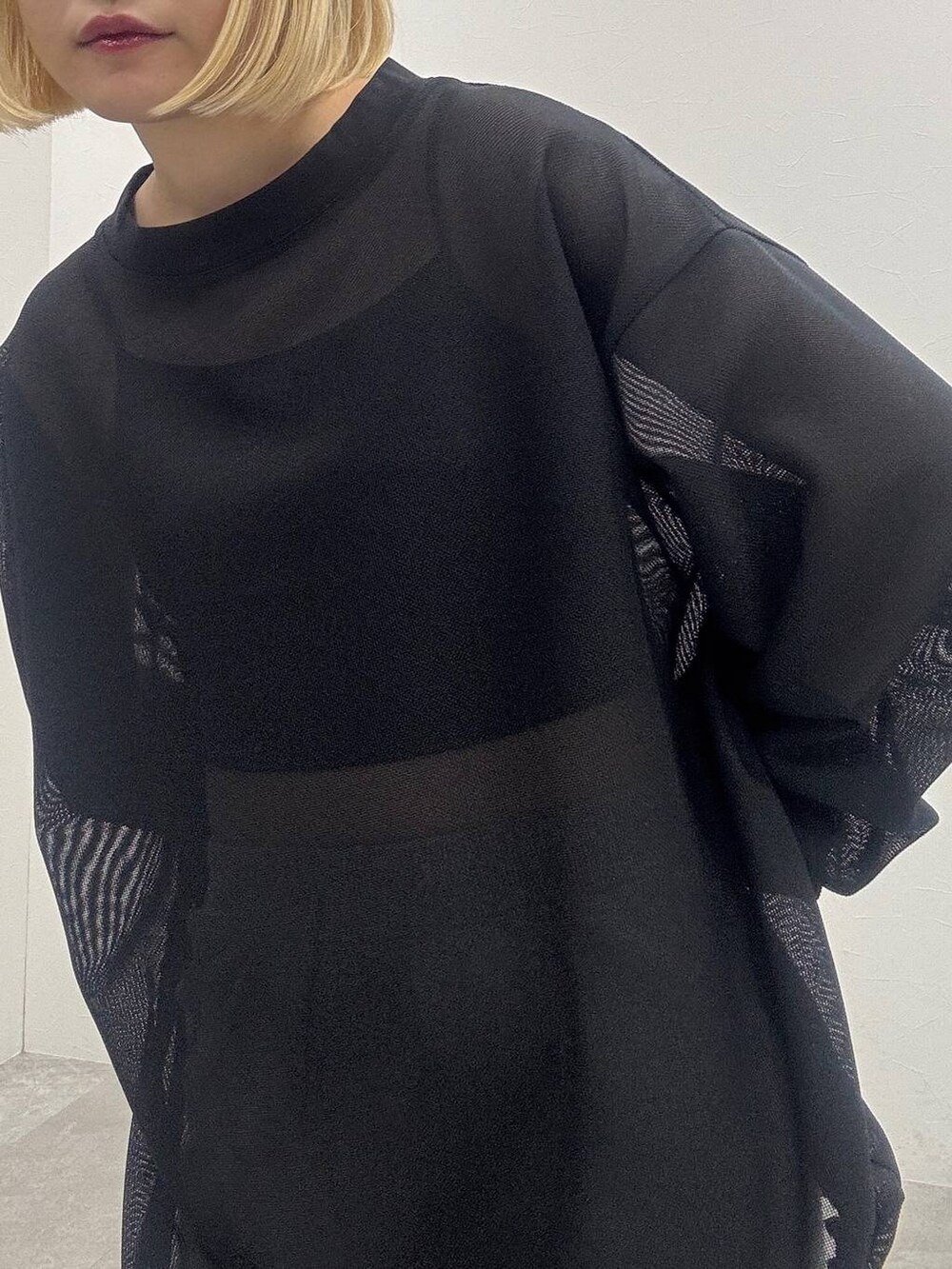 ブラック系のTシャツ/カットソー、グレー系のその他パンツを着用したレディースの春コーディネートの5枚目の写真