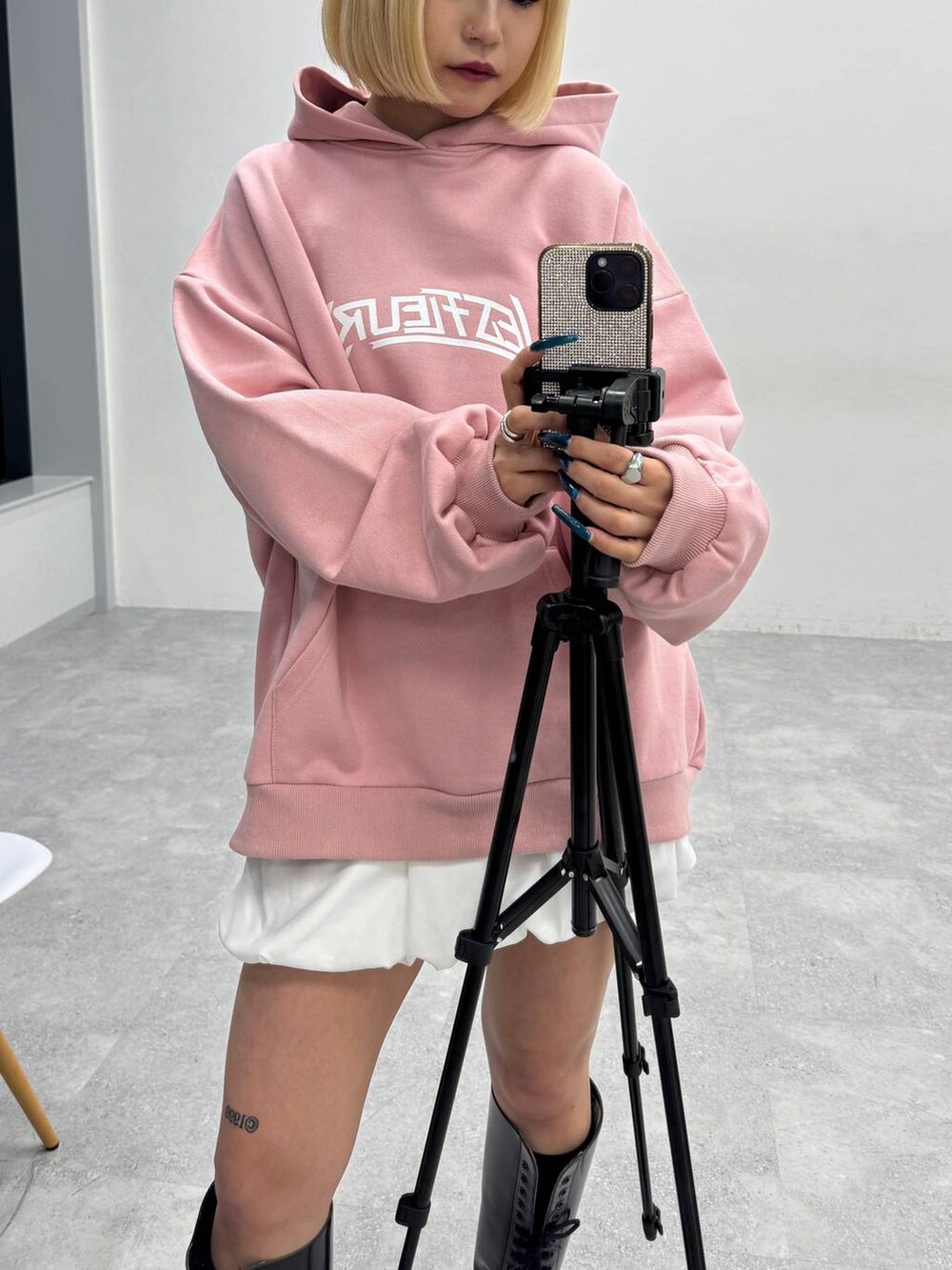 「低身長、JEANASIS」｜「JEANASISの【Les Fleurs】アレンジロゴスウェットパーカー/149630（Tシャツ/カットソー、ピンク系）」を使った、ミサ(JEANASiS)さん（レディース・155cm）の冬コーディネートの4枚目の写真